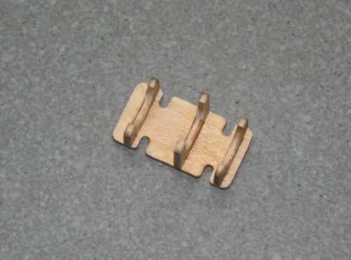 Halterung f�r Absperrhahn (neu) Sperrholz